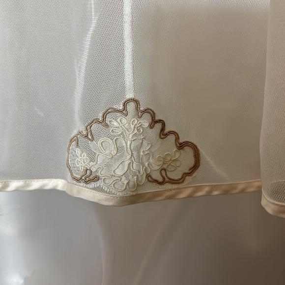 Victoria's Secret Cream Semi Sheer Padded Cup Open Front Lace Trim Cami Top 34B - Picture 13 of 16